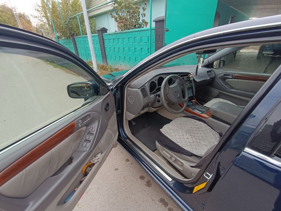 Машина Lexus JS300