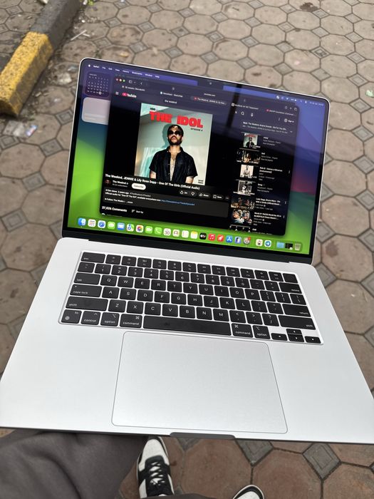 Macbook air m2  15-inch 8/256 93 % 200sikl full box