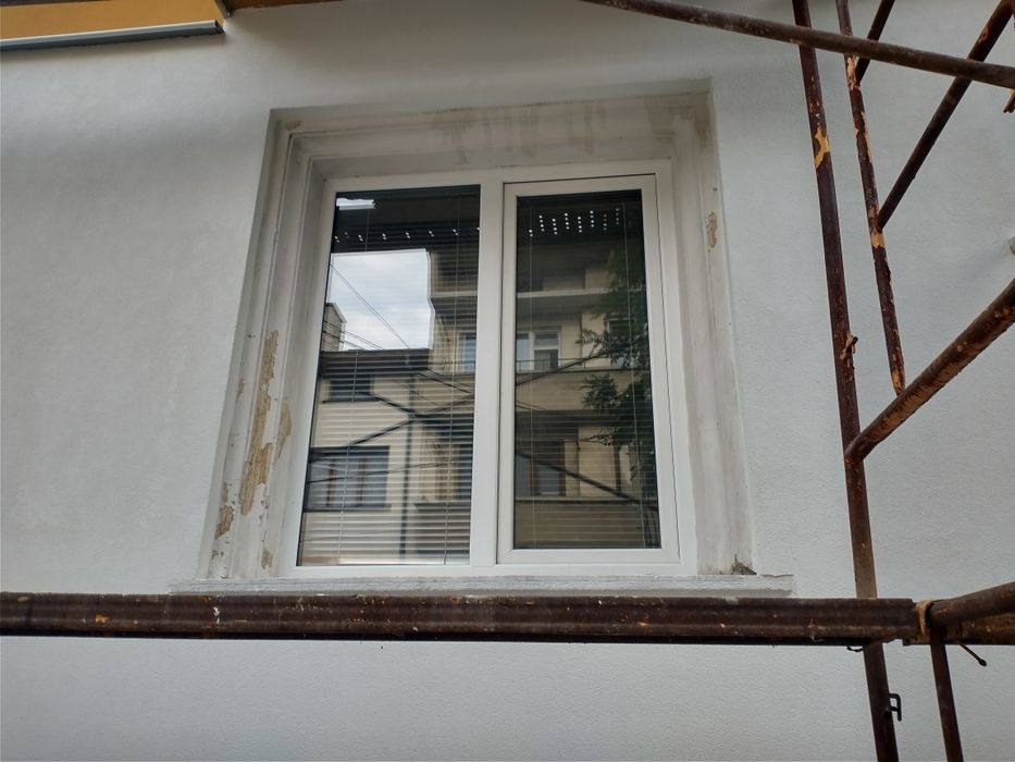 Тристаен тухлен апартамент Широк Център  на тиха улица.