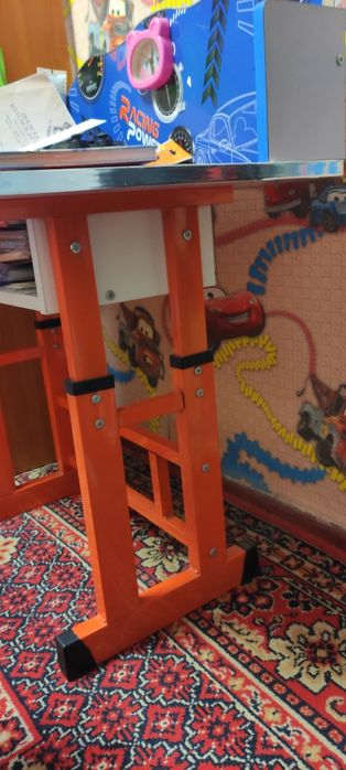 Продам детскую растущую парту.