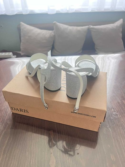 Сребристи летни обувки - нови - номер 37 (23 см)