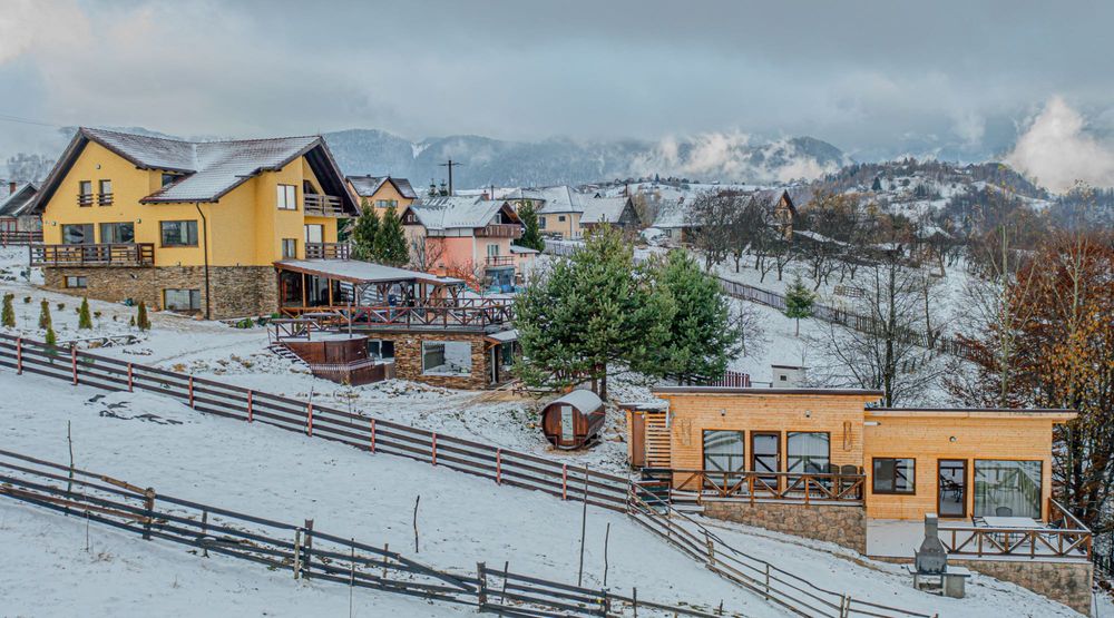 Vând proprietate turistică — sat Peştera, Moieciu, Brașov