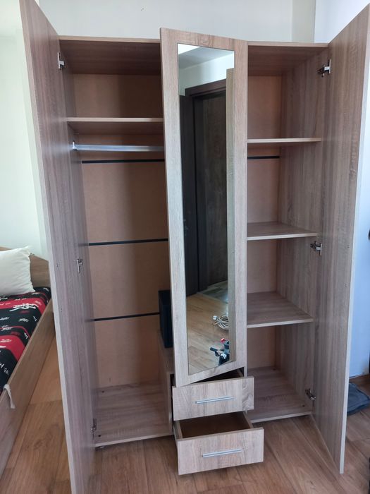 Продавам спалня и гардероб