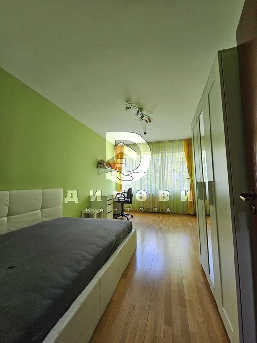 Продава се Тристаен апартамент в Стара Загора, Център - 131 кв.м за 1146 €/кв.м - Снимка #4