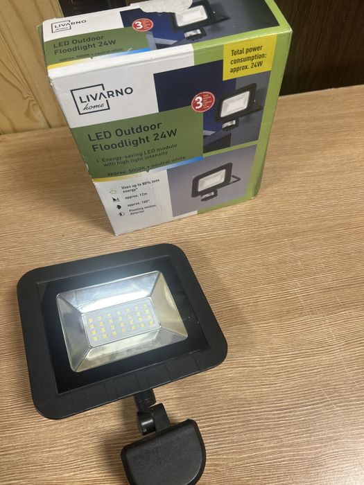 Два броя прожектори livarno