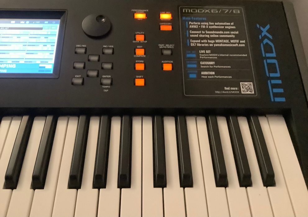Yamaha synth MODX 6 inclusiv stativ și pedală de sustain.