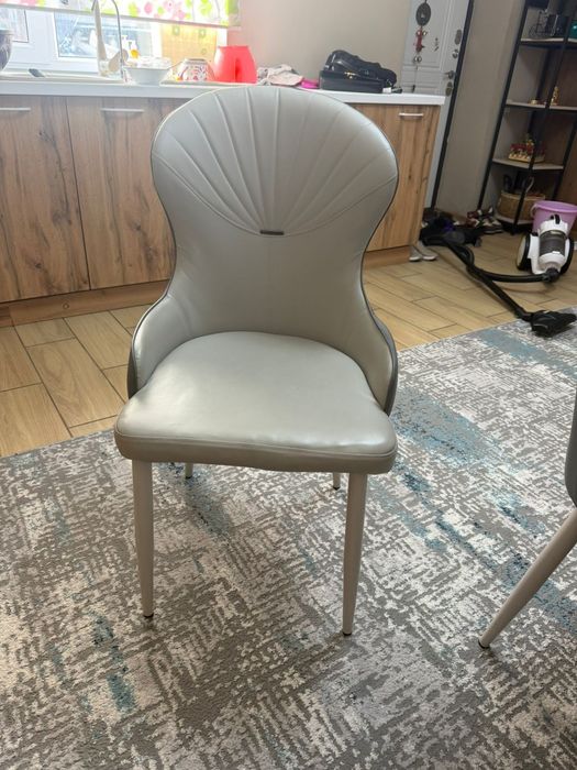 Стуля мягкие,металические ножки