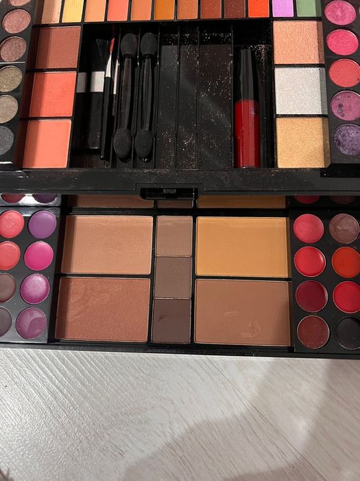 Trusa machiaj putin folosita decât 2 culori