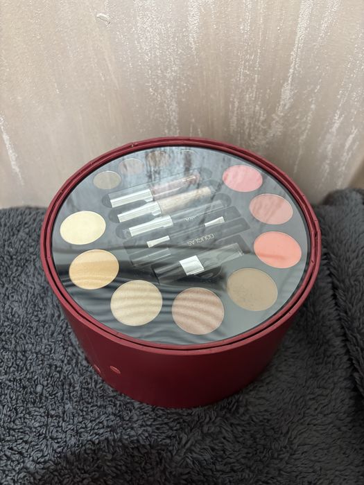 Огромна палитра douglas