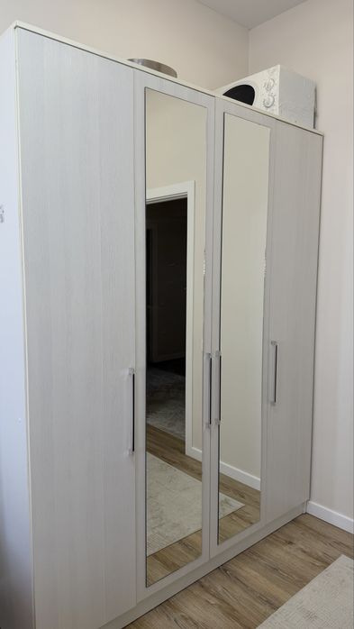 Срочно продам белый шкаф