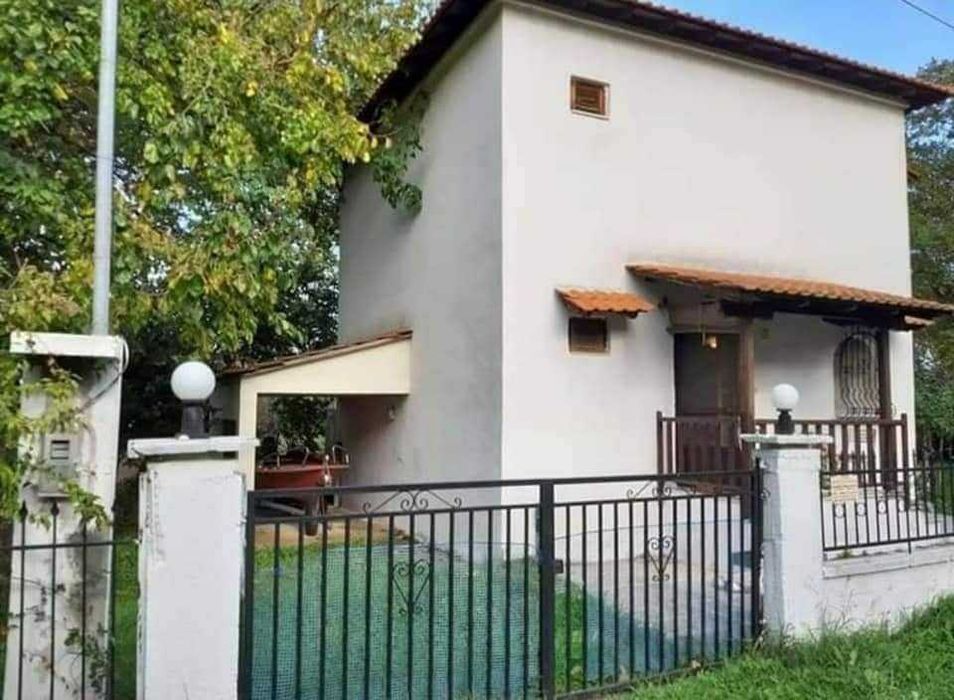 Продава 2ет къща с площ 100 м2 и двор 700 м2 в Ставрос, Гърция