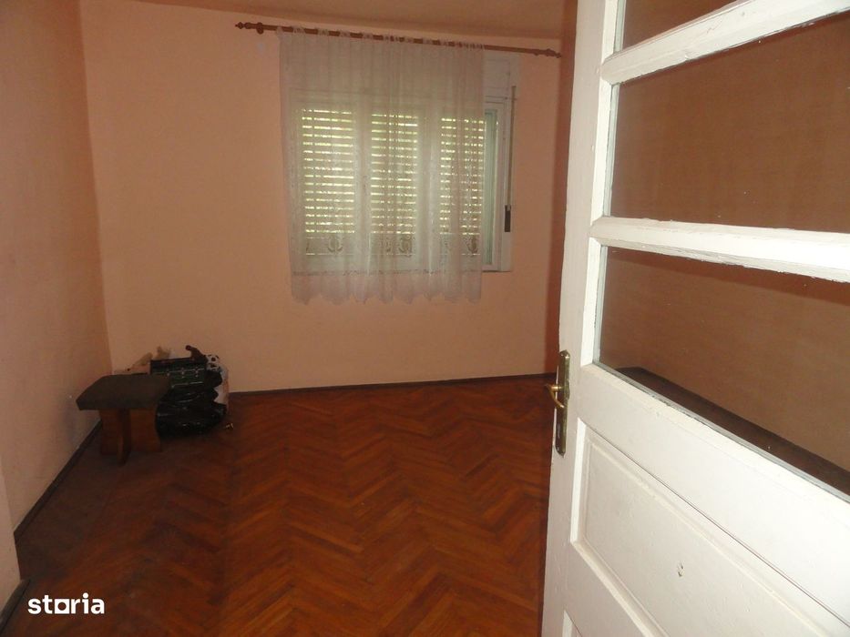 Casa 4 camere situata pe colt intr-o locatie buna in zona Gai