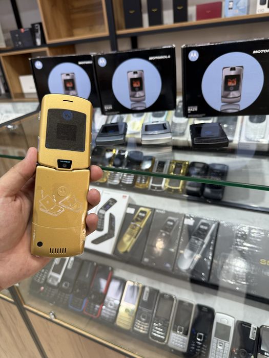 Motorola Rezr V3 i  LEGENDA новый пачка