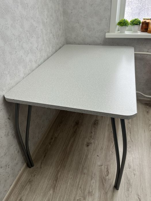 Кухонный стол белый