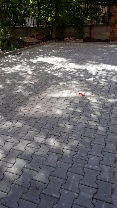 Редене на гранитен и бетонен паваж,бордюри,парко елементи