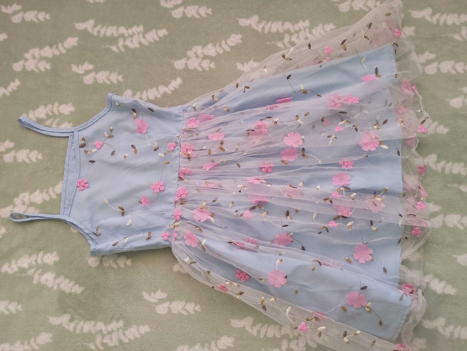 Синя рокля с бродирани цветя