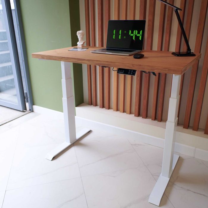 Стол с электроприводом для офиса или геймеров