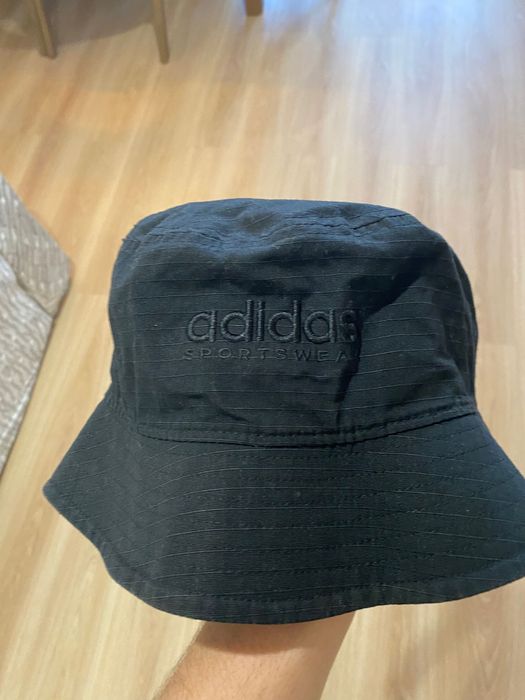 Продавам Шапка на Adidas