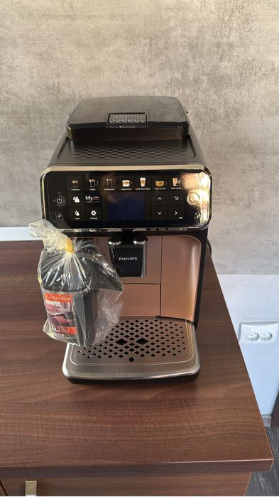 Espresor expresor apatat de cafea Philips latte go EP 5500.ca nou.