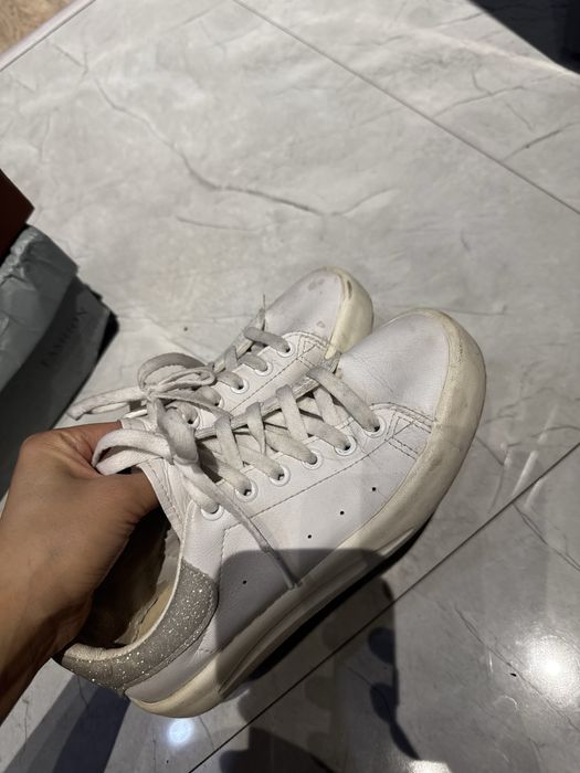 Кроссовки белые повседневные