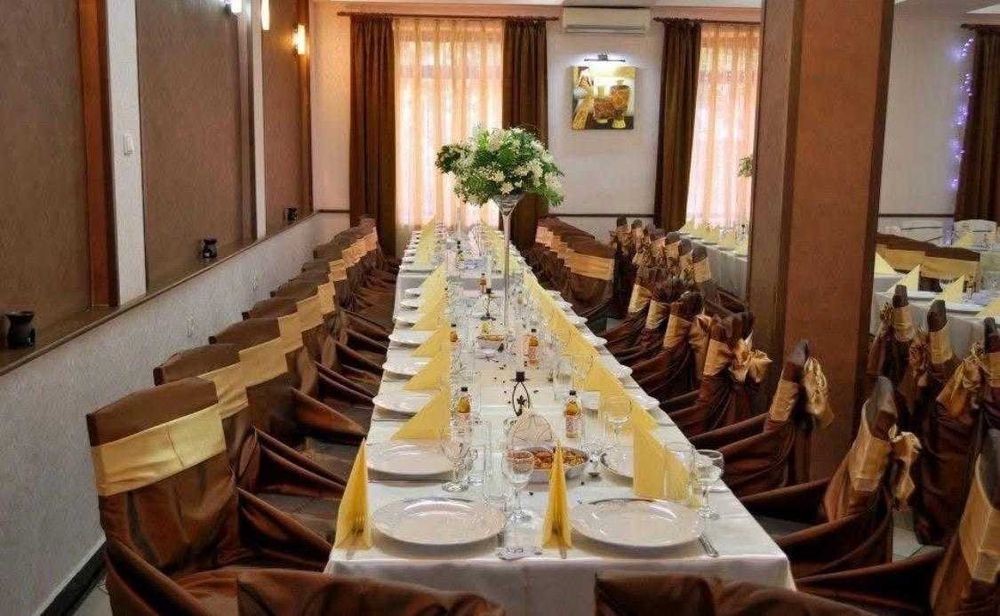 Huse scaune, esarfe, fete masa, naproane, prezidiu – peste 700 bucati pentru nunti si evenimente