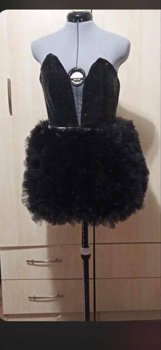 Рокля с корсет на гърба