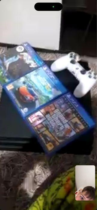 Ps4 pro care vine cu un controler si 3 jocuri