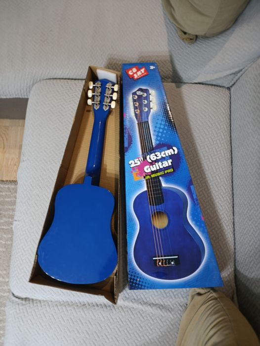 Продам детскую гитару.
