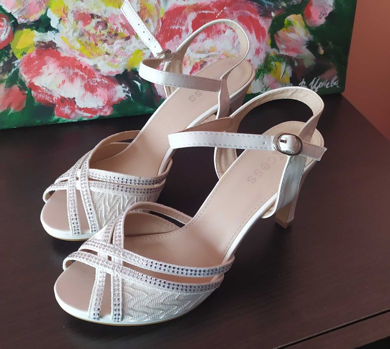 Нови обувки в екрю