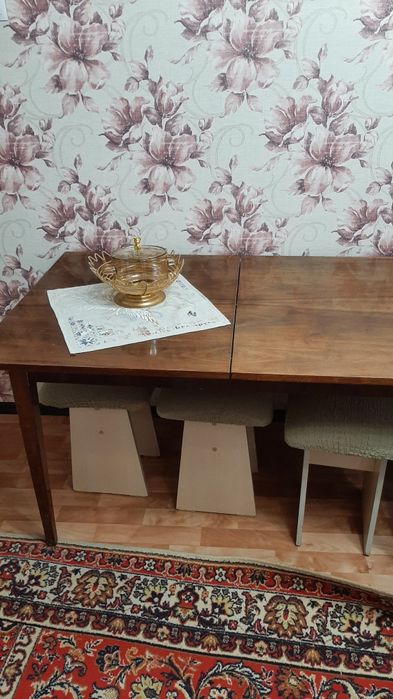 Стол   полированный.