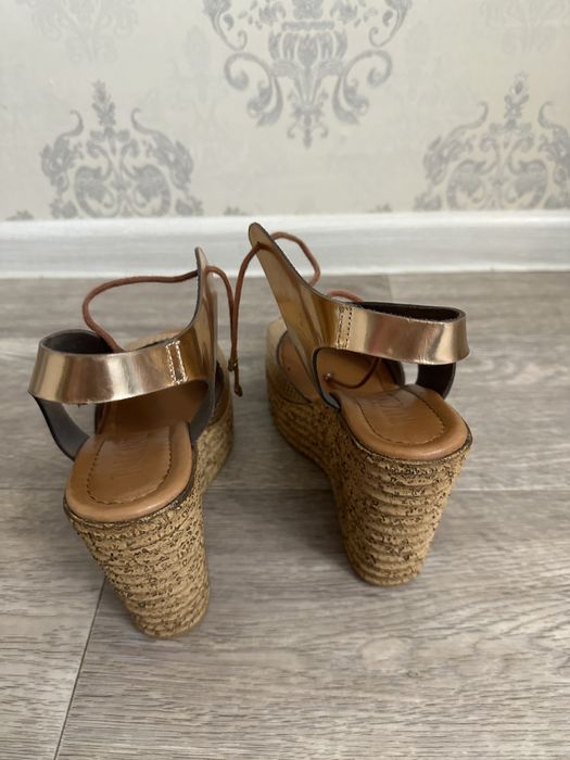 Продам босоножки на платформе