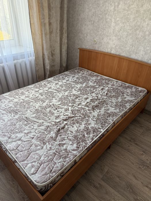 Кровать двуспальная с матрасом