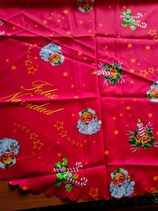 Две коледни покривки за маса