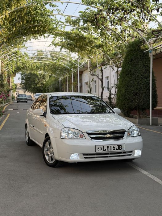 Lacetti 1.8 sotiladi
