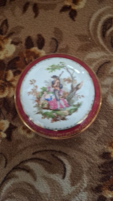 Чаши и чиния ваза червено стъкло и порцеланов сервиз за чай