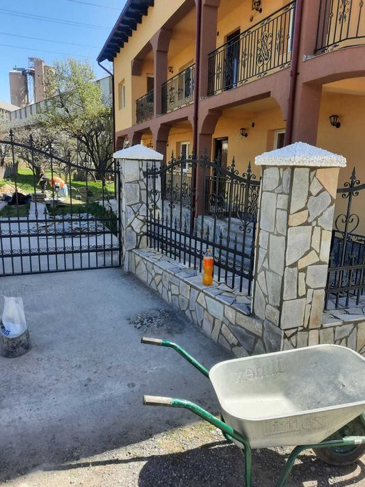 Amenajări exterioare cu piatră de munte și design