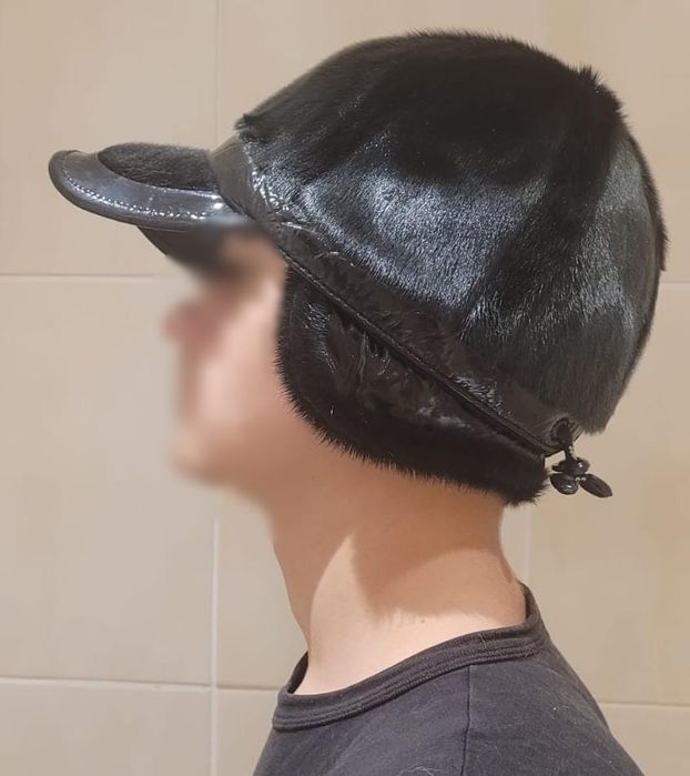 Продам зимнюю норковую кепку с козырьком