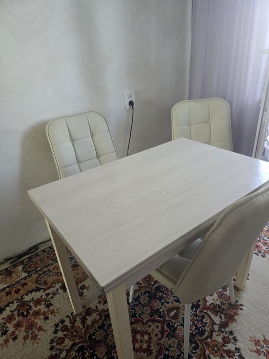 Стол и четыре стула