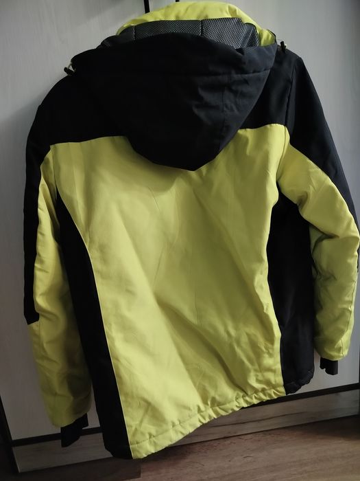 Яркая зимняя куртка