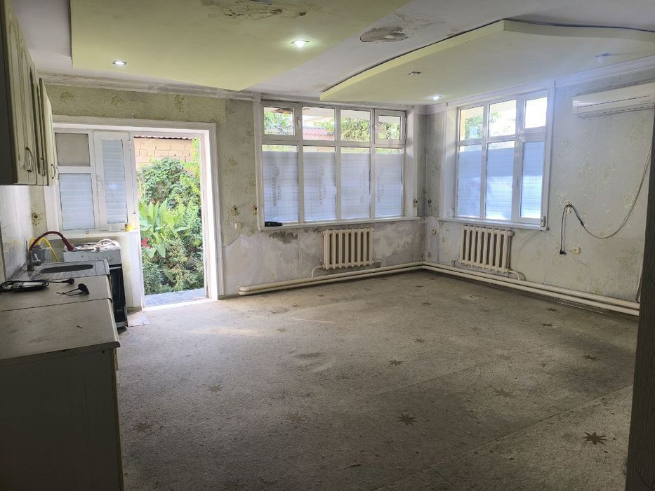 2 xonali uy sotiladi.muljal Sultan M choyxonasi orqa tomoni. Ov magazi