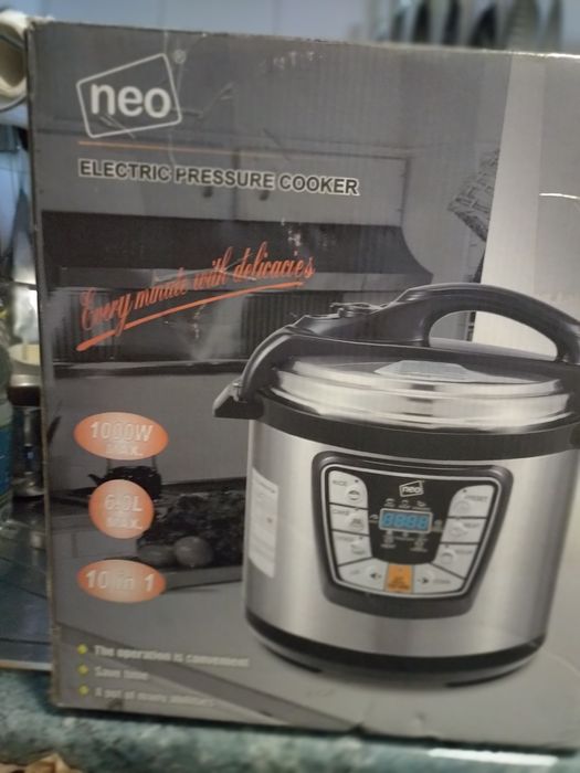 Vând oala sub presiune electrică nouă