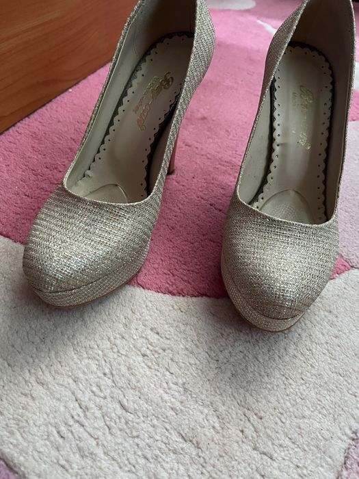 Дамски бежови токчета