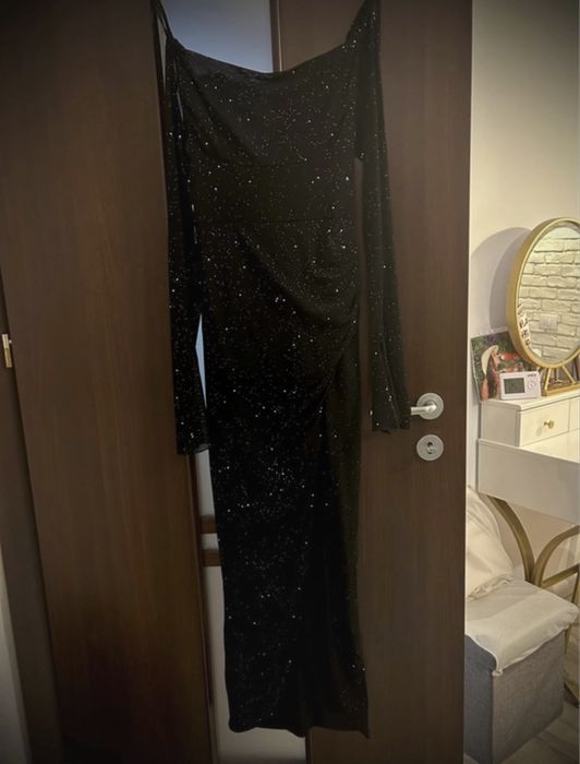 Rochie neagra crapata pe picior