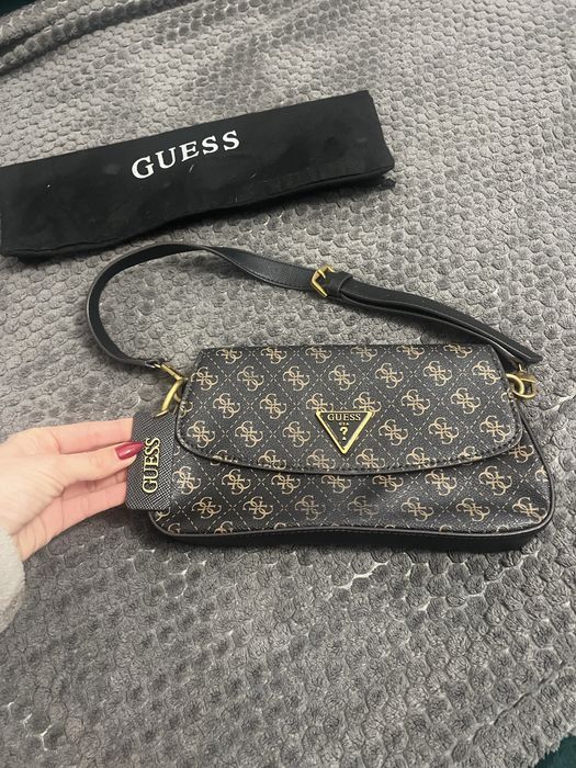 Черна малка чанта на Guess