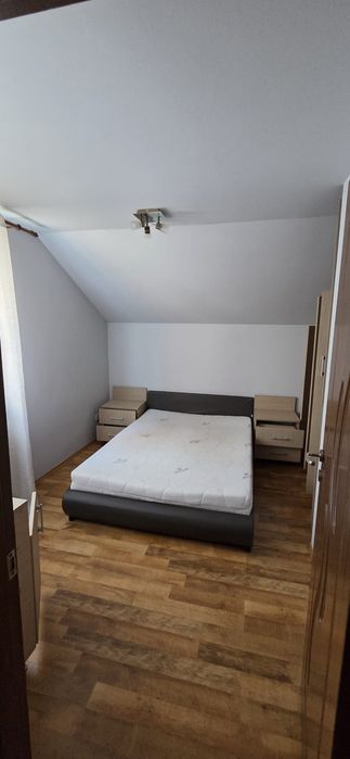 Închiriez apartament la casă zona Grădiște