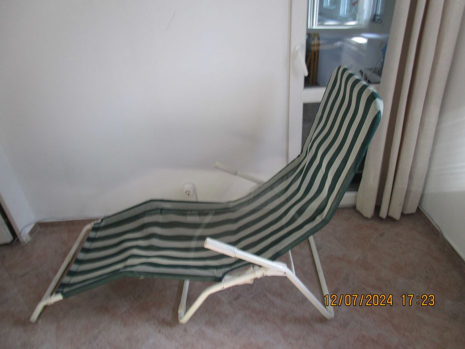 сгъваеми шезлонги 2 броя - бяло и зелено, всеки по 50 лв.