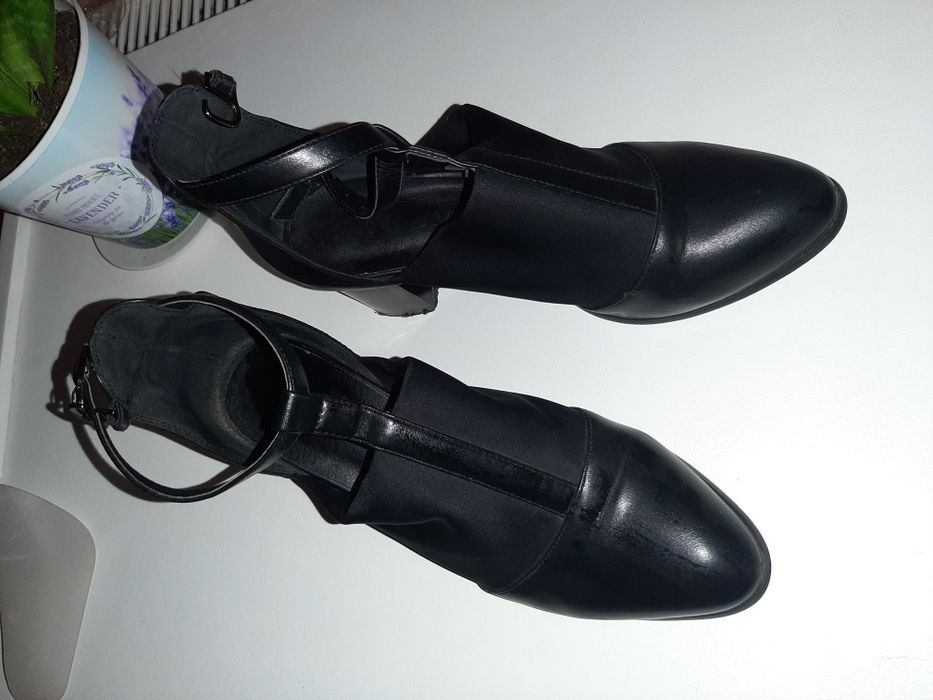 Елегантни обувки с каишка