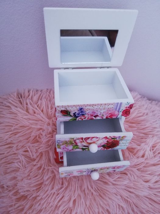 Мини секционно шкафче за бижута с 3 чекмедженца