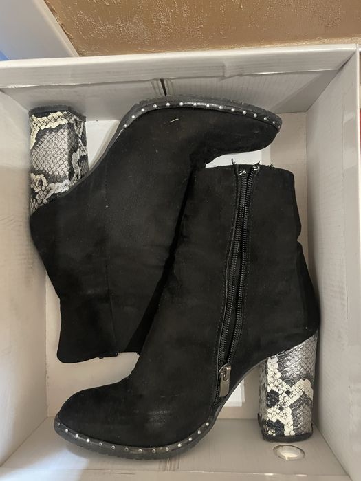 Боти от естествен велур