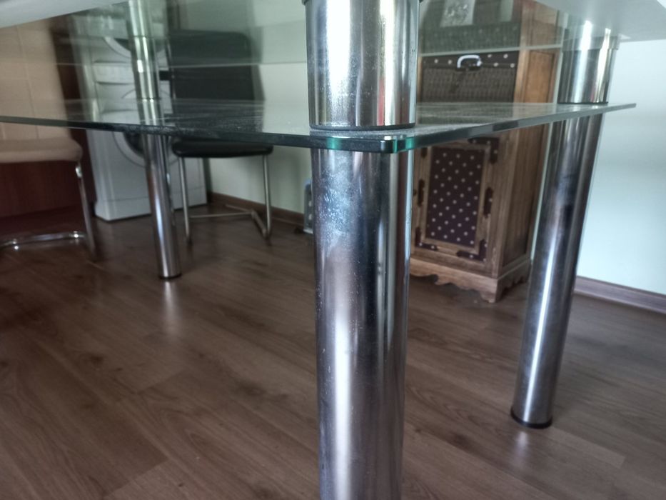 Стъклена маса за трапезария